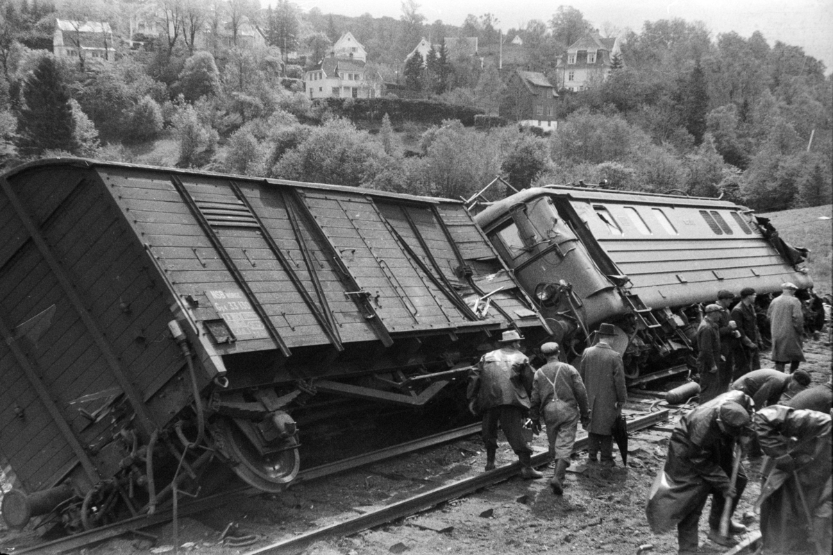 Sammenstøt mellom el.lok El 11 2091 i tog 611 fra Voss og en gravemaskin ved Midttun lastespor. Lokomotivføreren ble drept.
