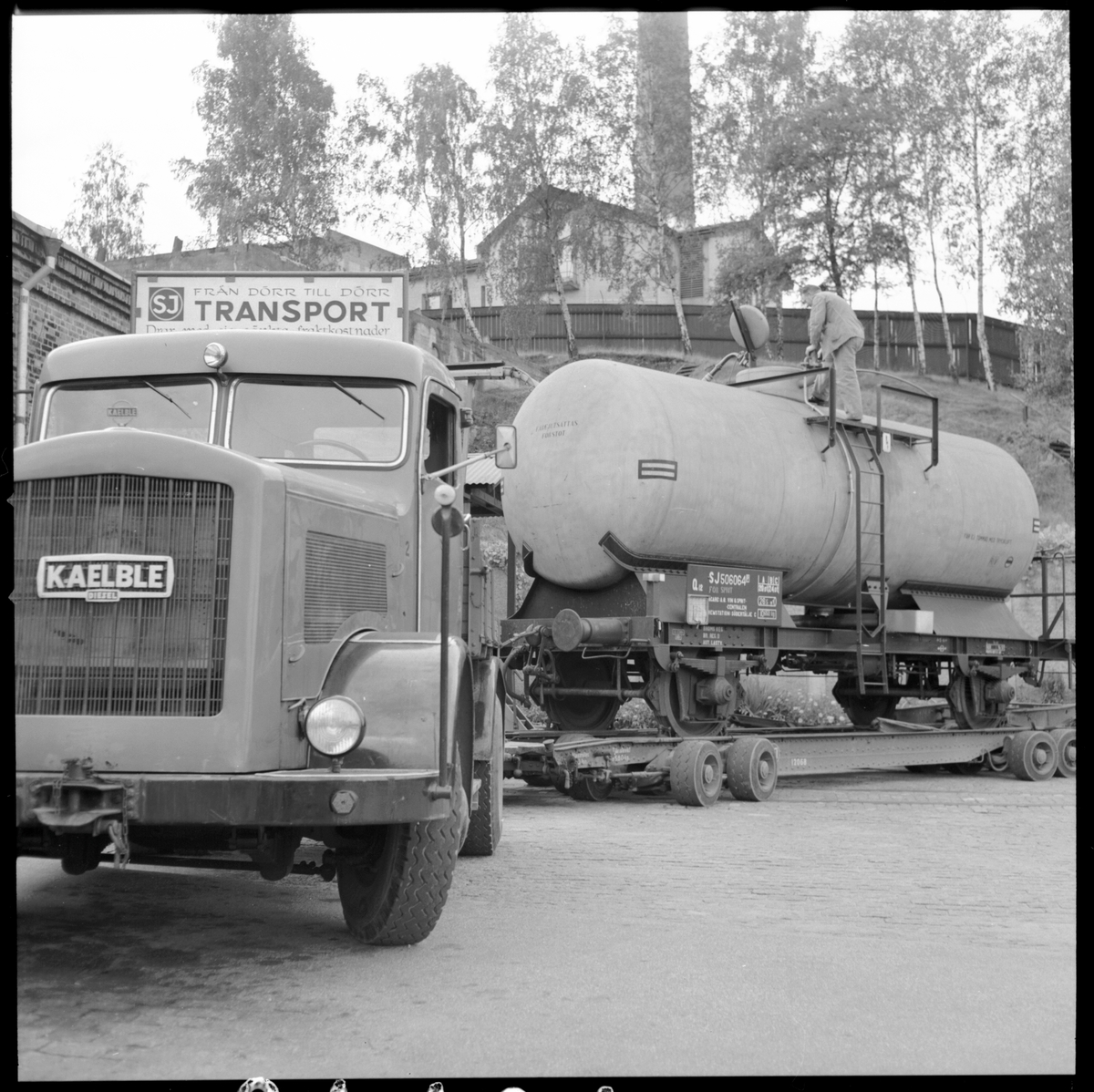 Kaelble lastbil med vagnbjörn lastad med tankvagn SJ Q12 506064.