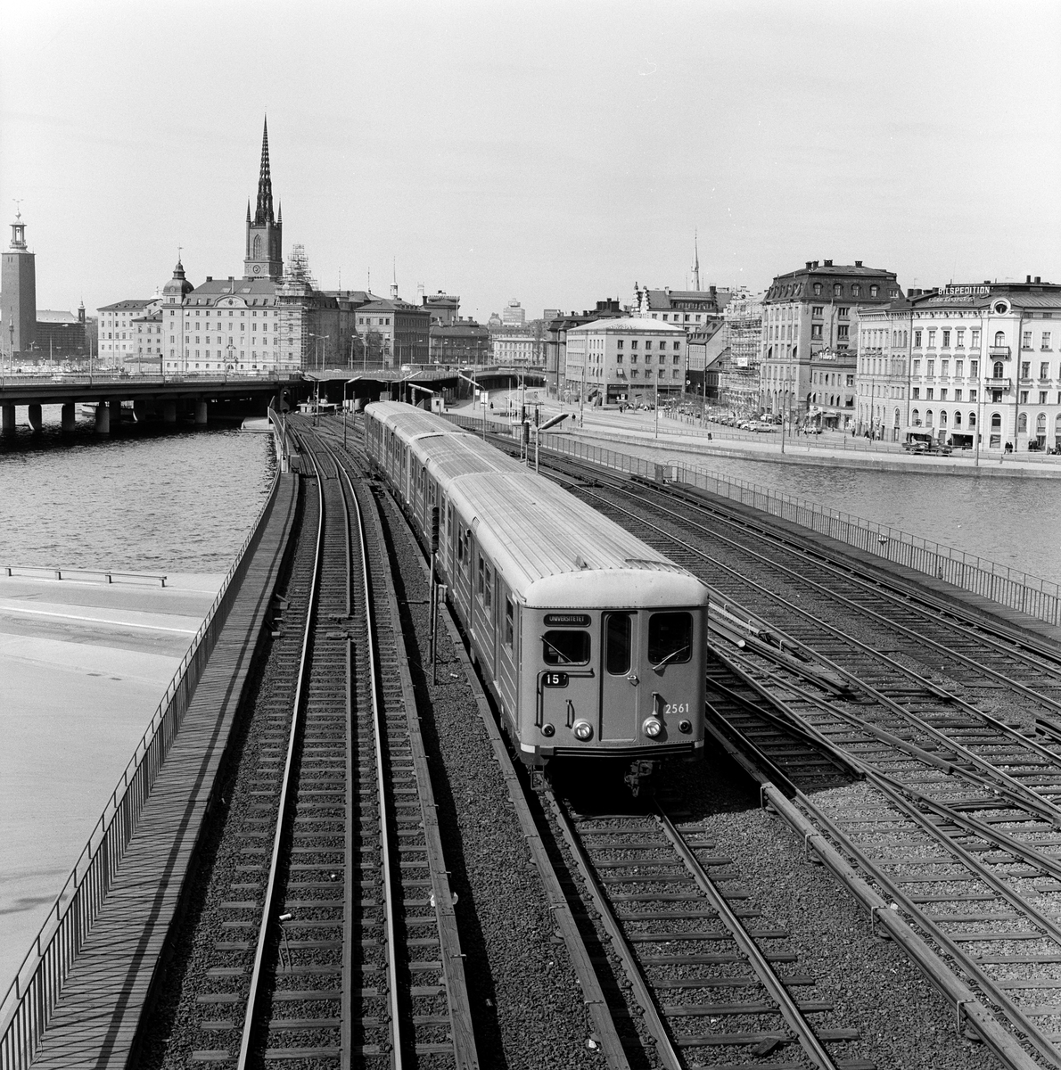 Stockholms Lokaltrafik SL 2561.Tunnelbanetåg Stockholms T-bana. På sträckan mellan Gamla Stans tunnelbanestation (Riddarholmen) och Slussens tunnelbanestation (Stadsgården).