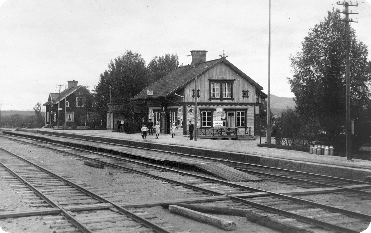Skästra station