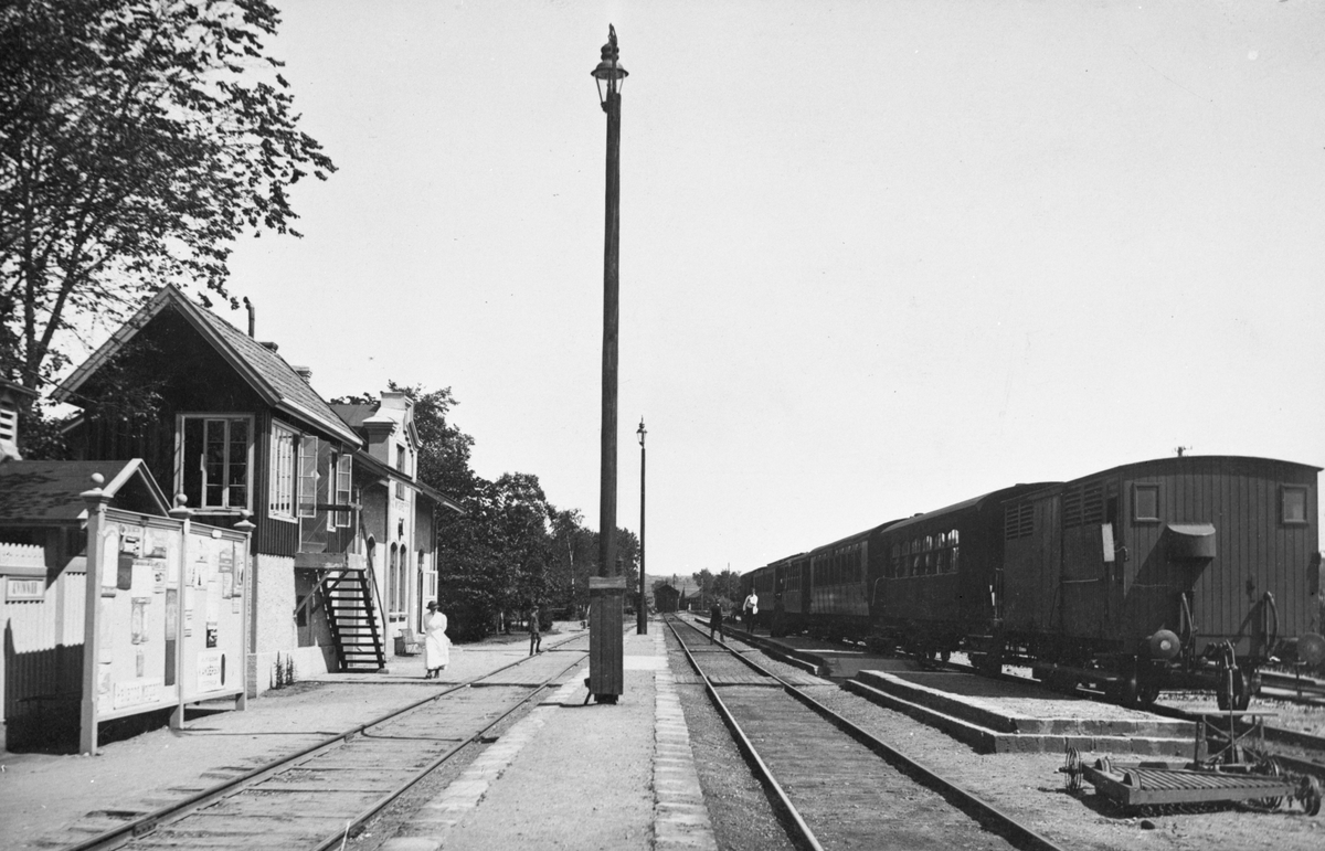 Nygård järnvägsstation, med bangård och tåg.