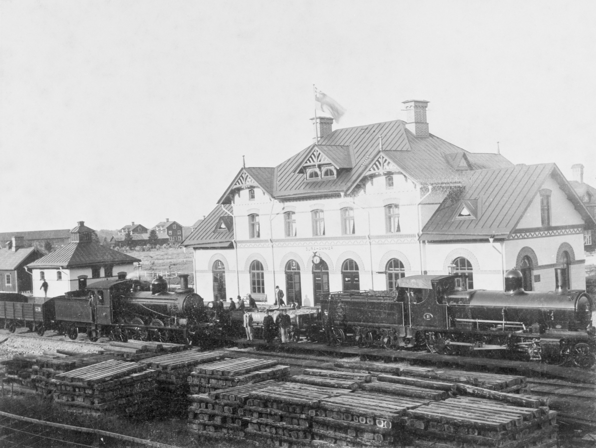 SWB 38? + 51.
Stationshus i sten byggt 1898. Byggt före andra hus på linjen för att användas som byggnadskontor. Vagnvåg 1898. 1941 byggdes ett skyddsrum för 24 personer