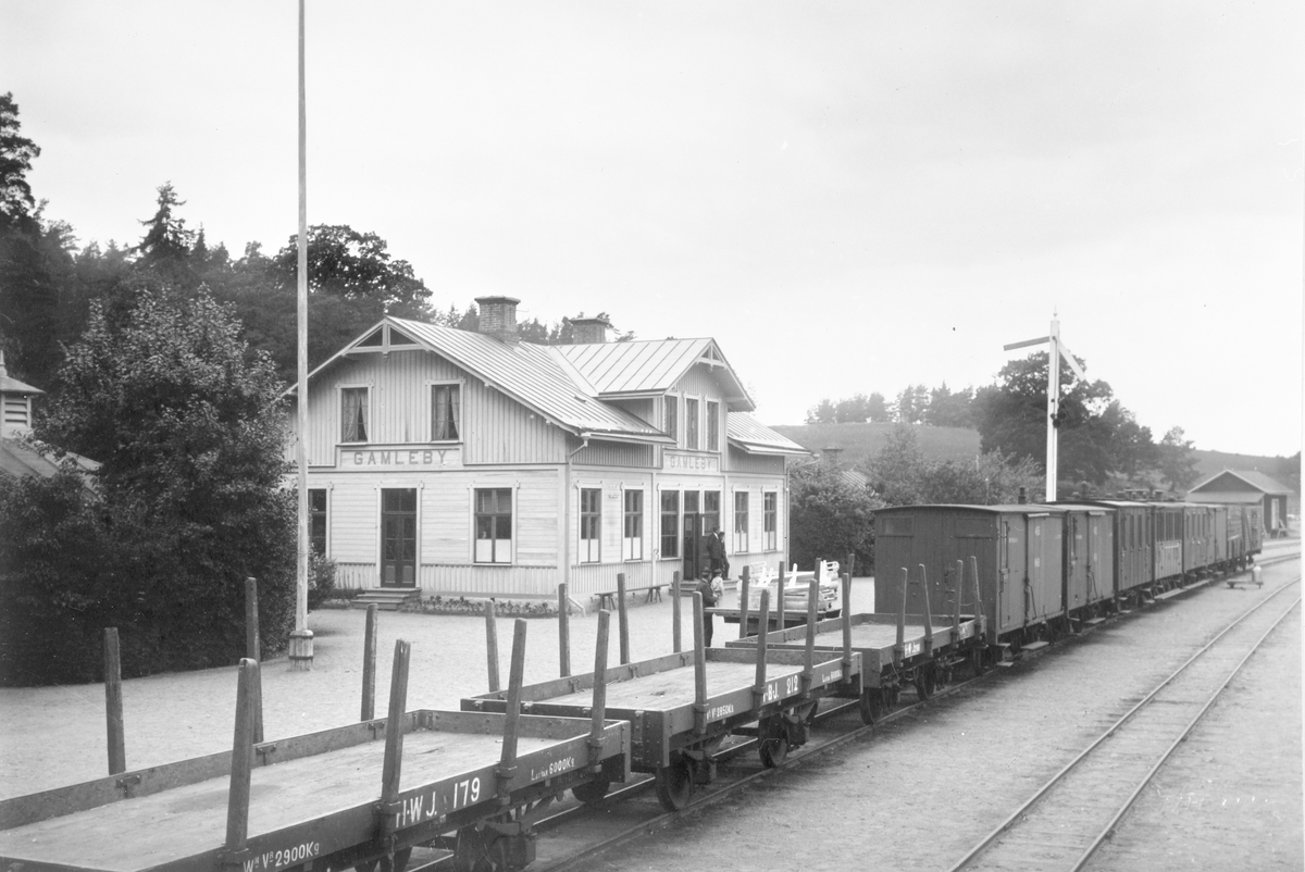 Gamleby station och blandat tåg.