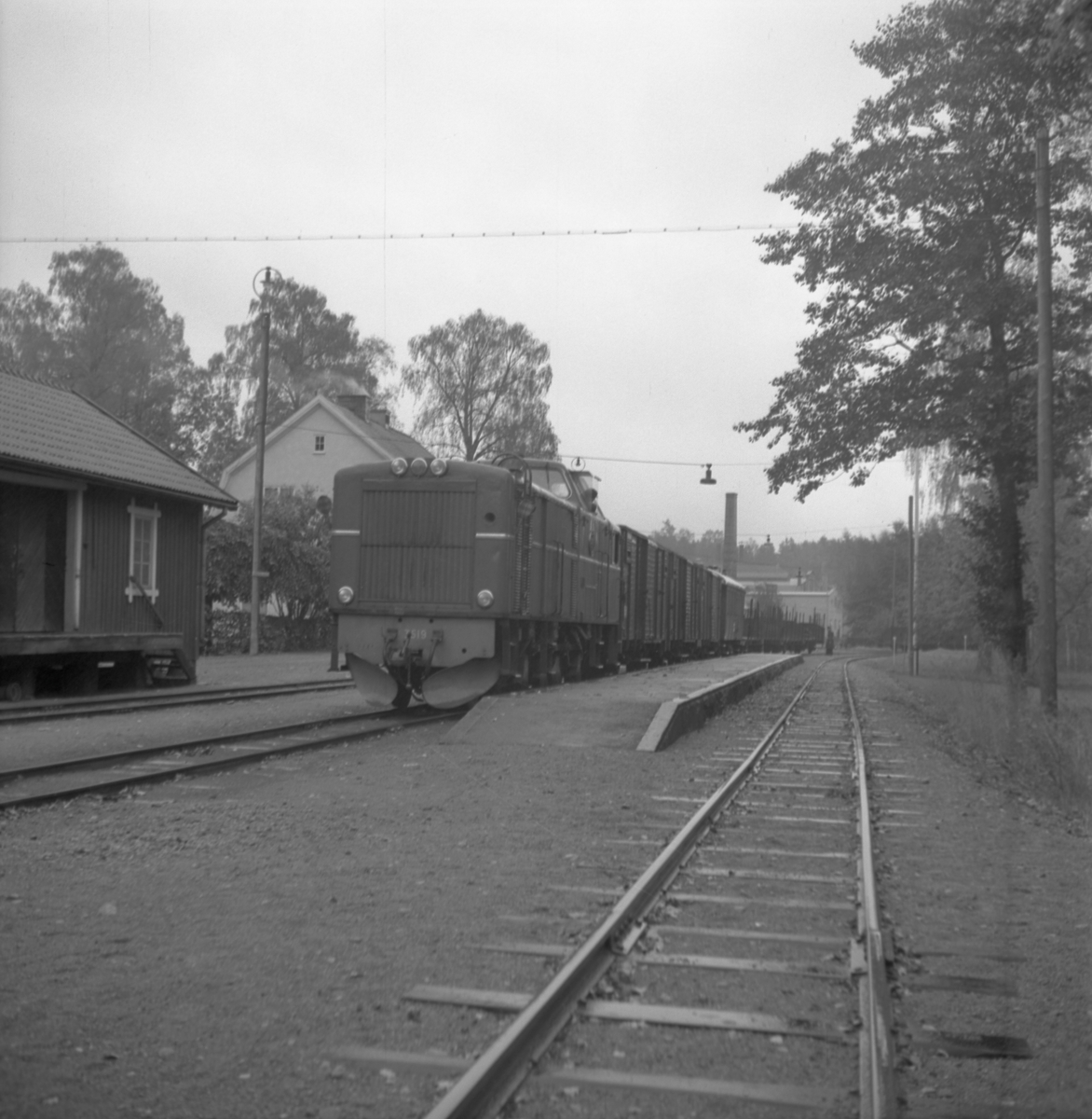 Statens Järnvägar, SJ Tp 3518 med tåg.