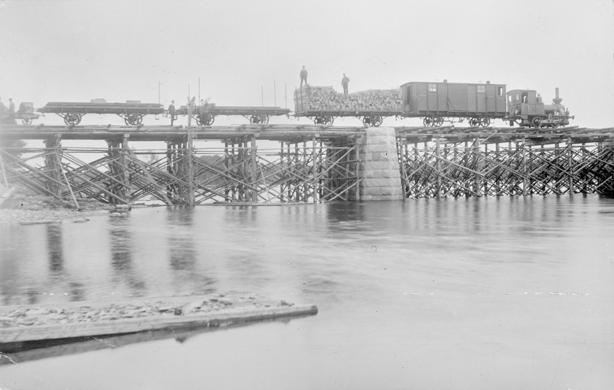 Hösten 1908.
OHJ byggnad, bron över Ljusnan vid Sveg.
OHJ , Orsa - Härjedalens Järnväg