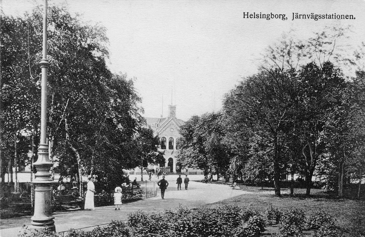 Centralstationen i Helsingborg. Järnvägsstationen byggdes 1865.
Rätt datum för denna bild måste därför vara efter 1865, troligen i slutet
av 1800 talet. Järnvägsstationen ligger vid spåret mellan Helsingborg C
och Landskrona