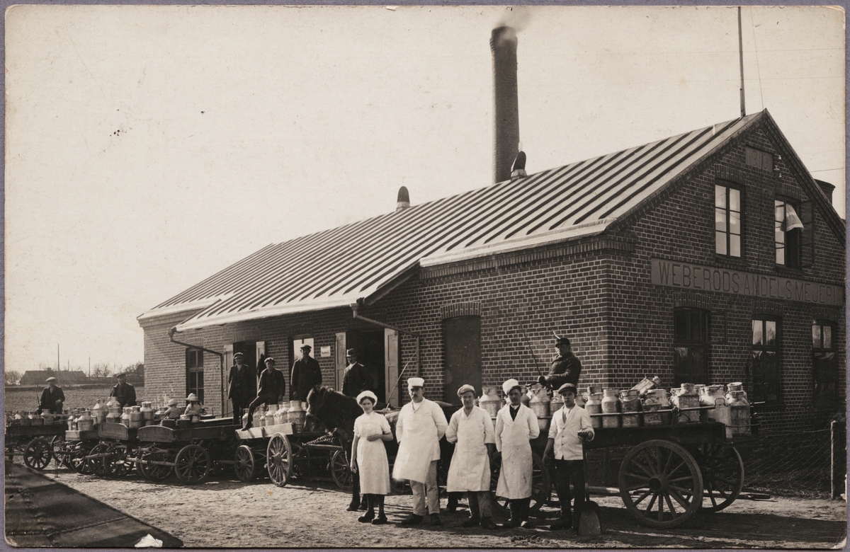 Personal samt ekipage med mjölkkannor uppställda utanför Weberöds Andelsmejeri.