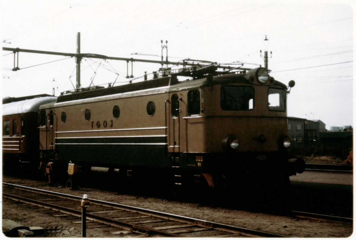Tfv Grängesberg - Oxelösunds Järnvägar, TGOJ Bt 305. Loket tillverkades 1954 av ASEA och Nohab.