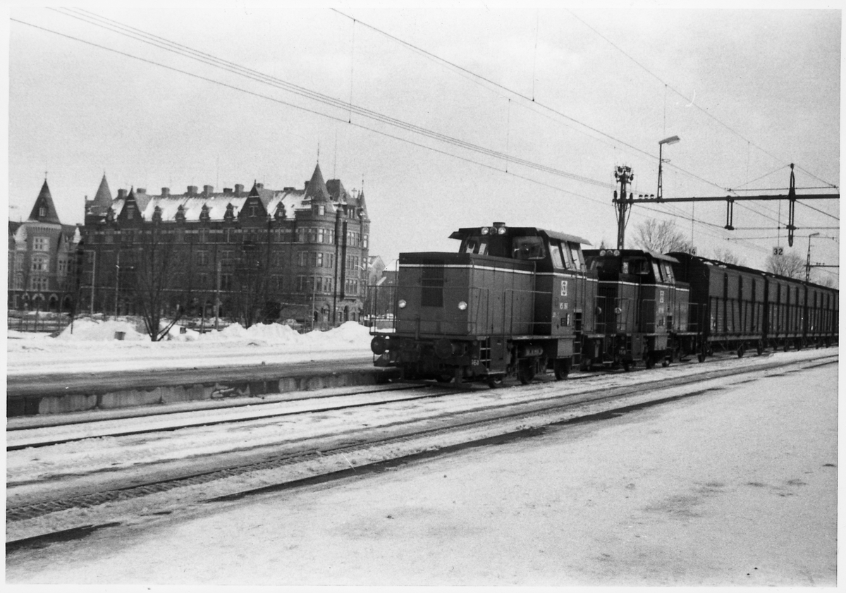 Godståg med multippelkopplade diesellok vid Gävle C. Statens Järnvägar, SJ V5 161 och SJ V5 158.