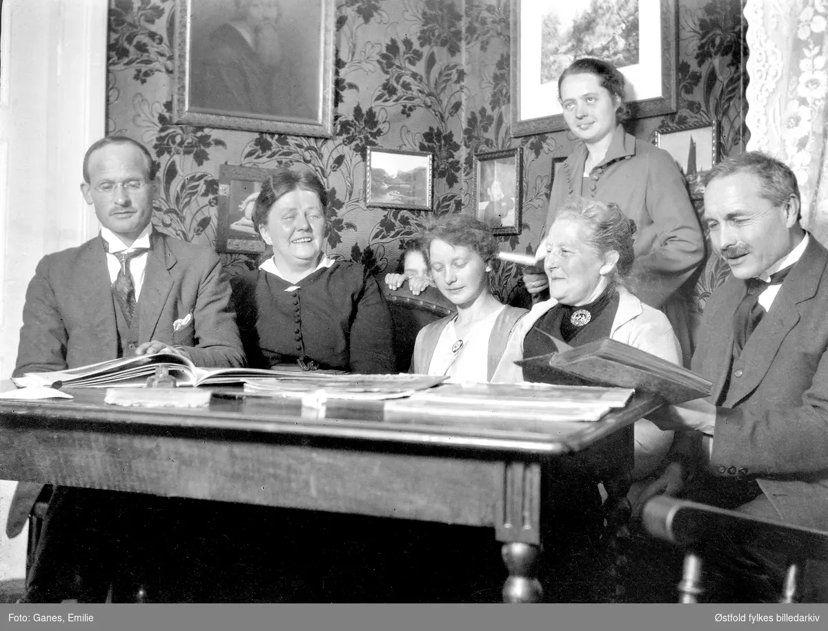 Medlemmer av Spydeberg lærerlag i møte ca. 1920 i Spydeberg.
