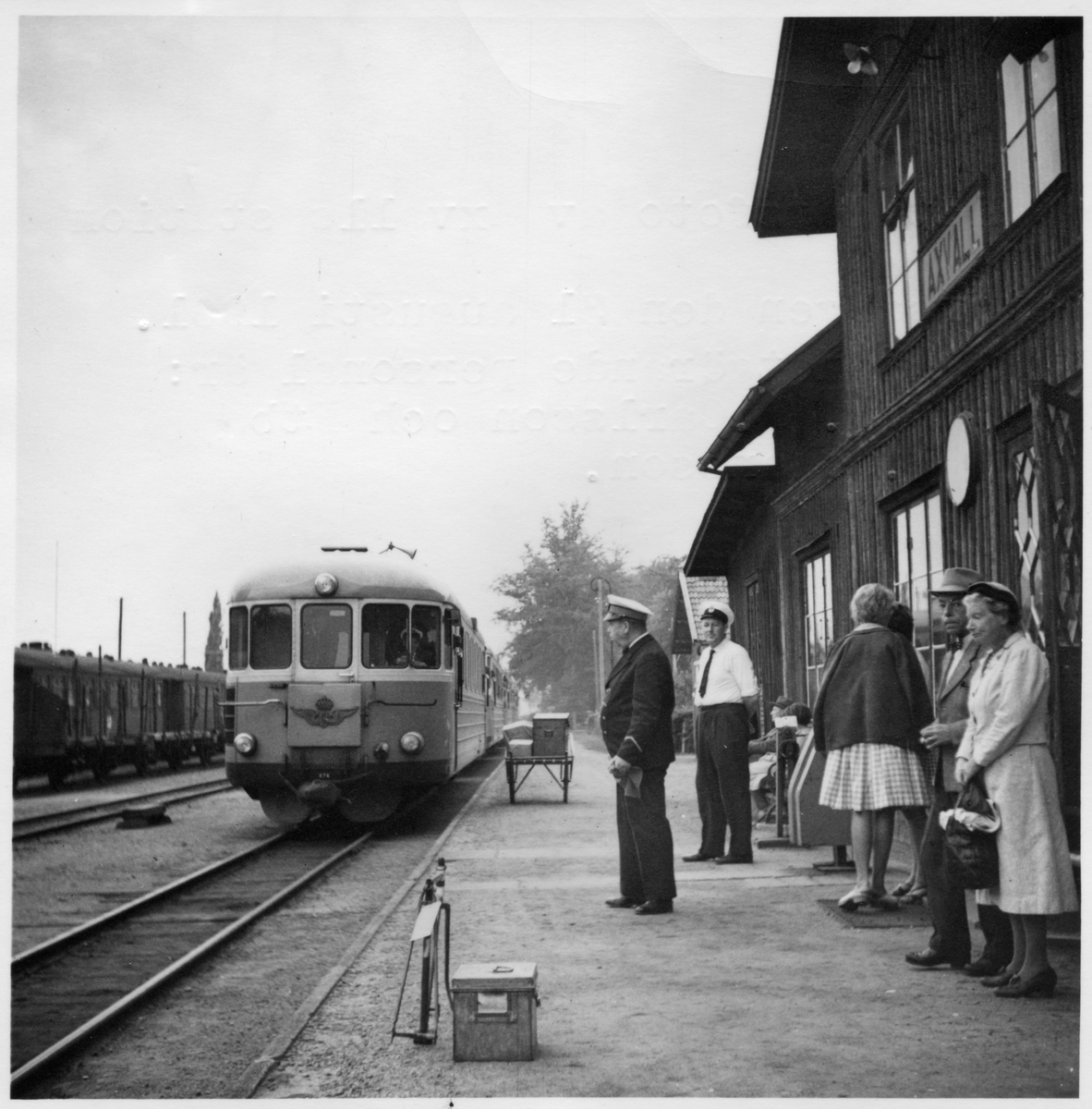 Sistadagsfoto av Axvalls station torsdagen den 31 augusti 1961 .
Tjänstgörande personal är Stationsmästare  R. Carlsson och Ftb. S. Johansson. Motorvagnen är SJ YCo5p 876, tillverkad av Hilding Carlsson, slopad 1970.