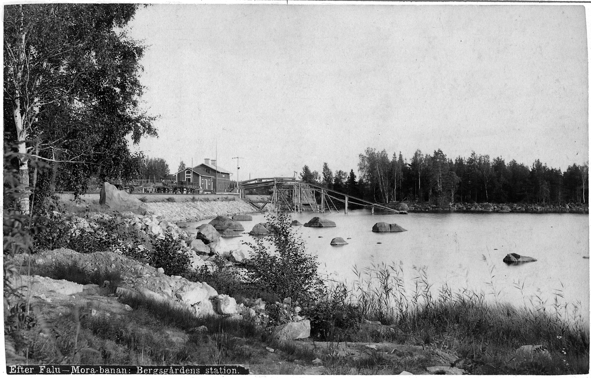 Efter Falun-Mora-banan. Bergsgården.
Håll- och lastplats anlagd 1892. Tvåvånings stationshus i trä.