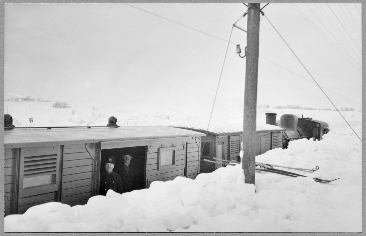 1 mars 1942 sedan fotografiet togs hade snövallarna ökat ca 1 meter i höjd enligt bansektion 28 Ystad 18/3-42. Borrby - Hammenhög.