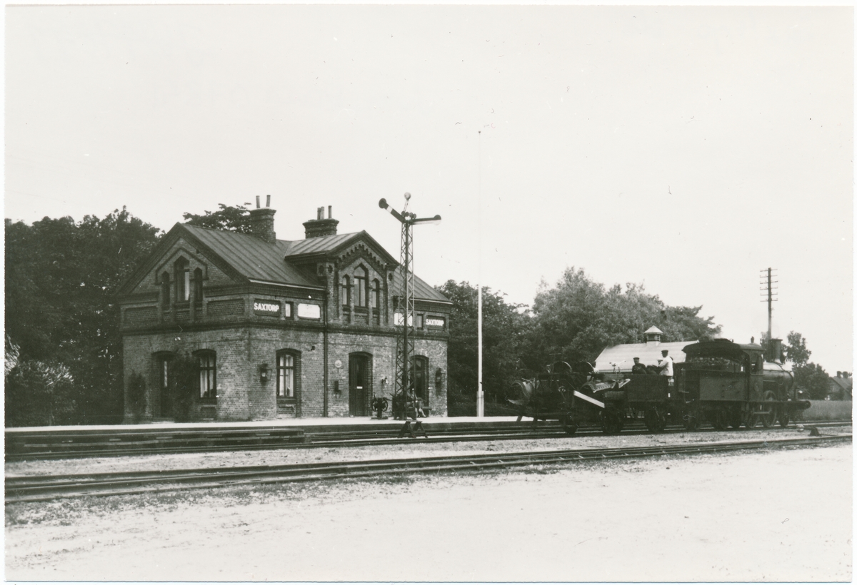 Station öppnad 1893. Byggnaden, en- och enhalvvånings i tegel. På 1950-taled nedgraderades till hållplats. Stationshuset rivet 1982 och hållplatsen nedlagd.
Ånglok med tillkopplad ballastplog.