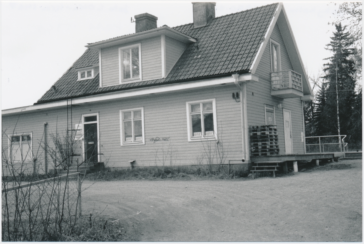 Viggbyholm öppnad först som hållplats 1903 och sedan som station 1908. En- och enhalvvånings stationshus i trä. Under 1940-talet moderniserades och ombyggdes stationen. Bangården utbyggdes 1945 med ett nytt stickspår och fick 1946 en tretons elektrisk lyftkran. Godstrafiken upphörde 1960. Stationshuset från gatusidan.