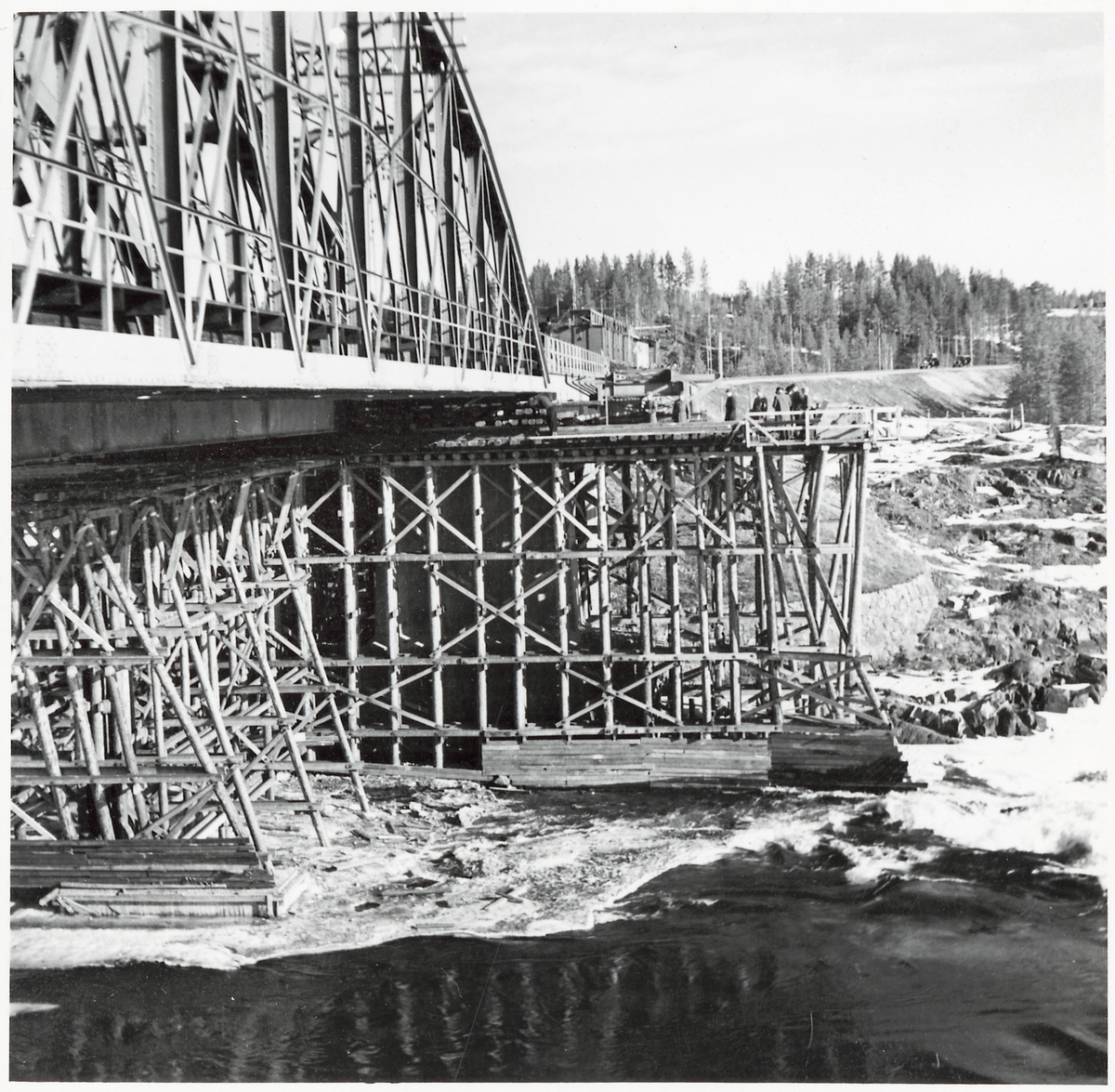 En ny bro byggs över Skellefteälven på linjen mellan Karsbäcken och Kusfors längs norra stambanan.