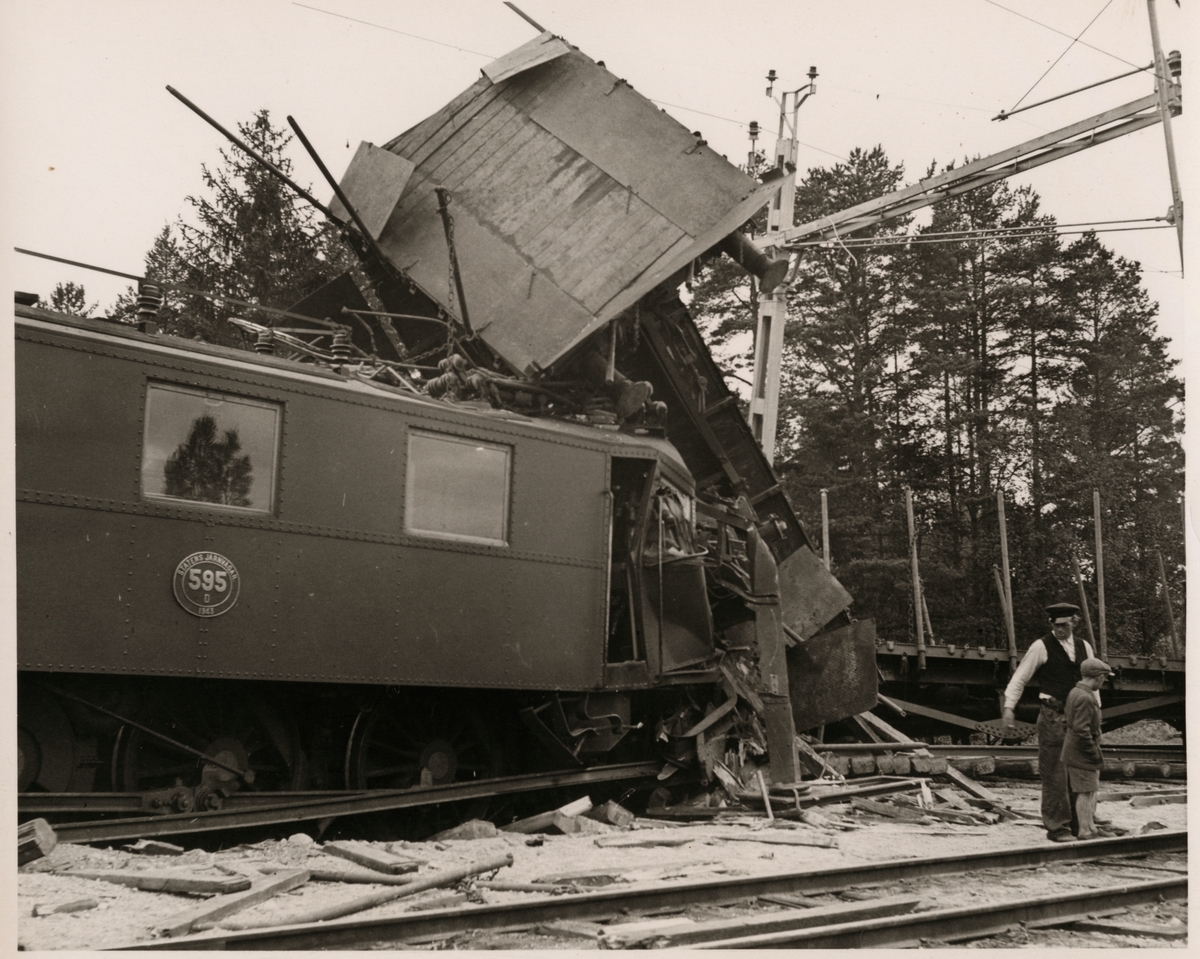 Statens Järnvägar, SJ D 595 med godsvagn på taket efter olycka i Mellansjö augusti 1945.