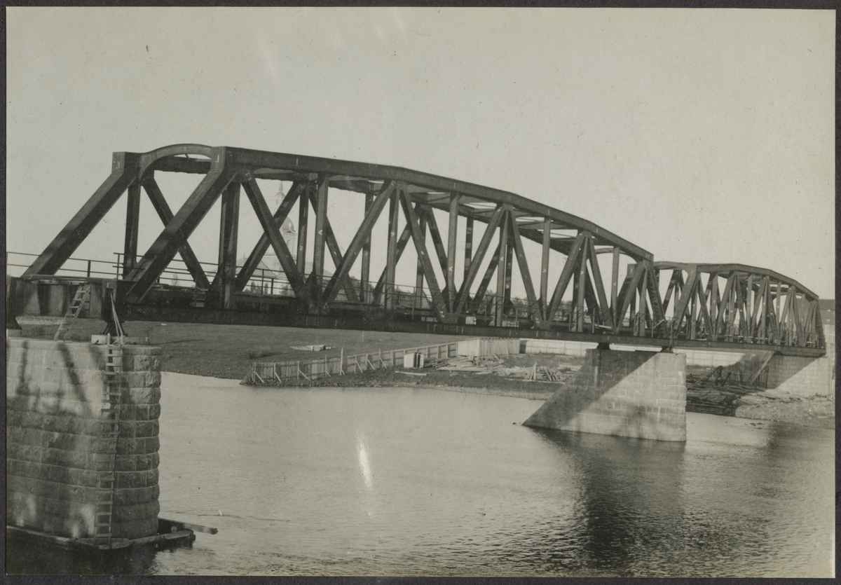 Brobyggnaden över Torne älv.
Banan och bron över gränsen byggdes 1919.