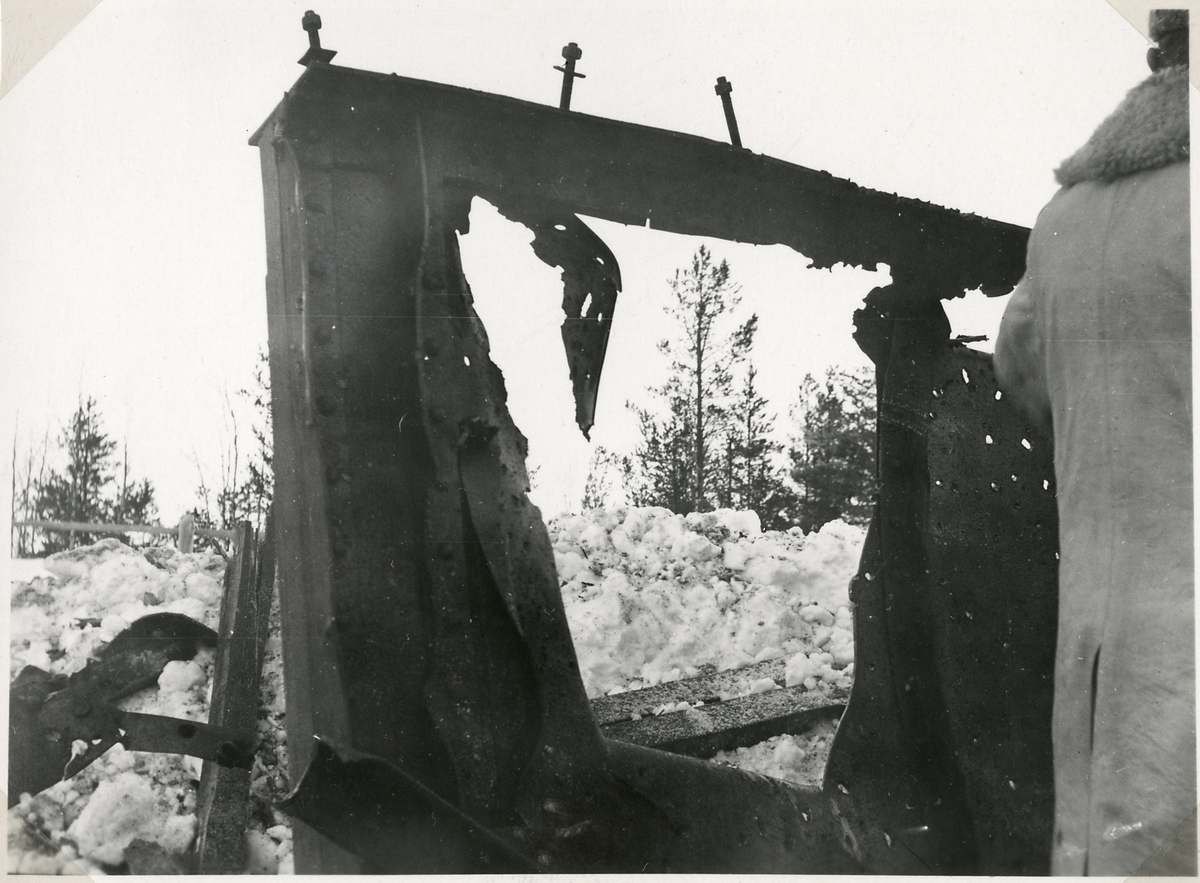 Bombning av plåtbalksbro i Ålså. Efter 50 kg:s bomb.