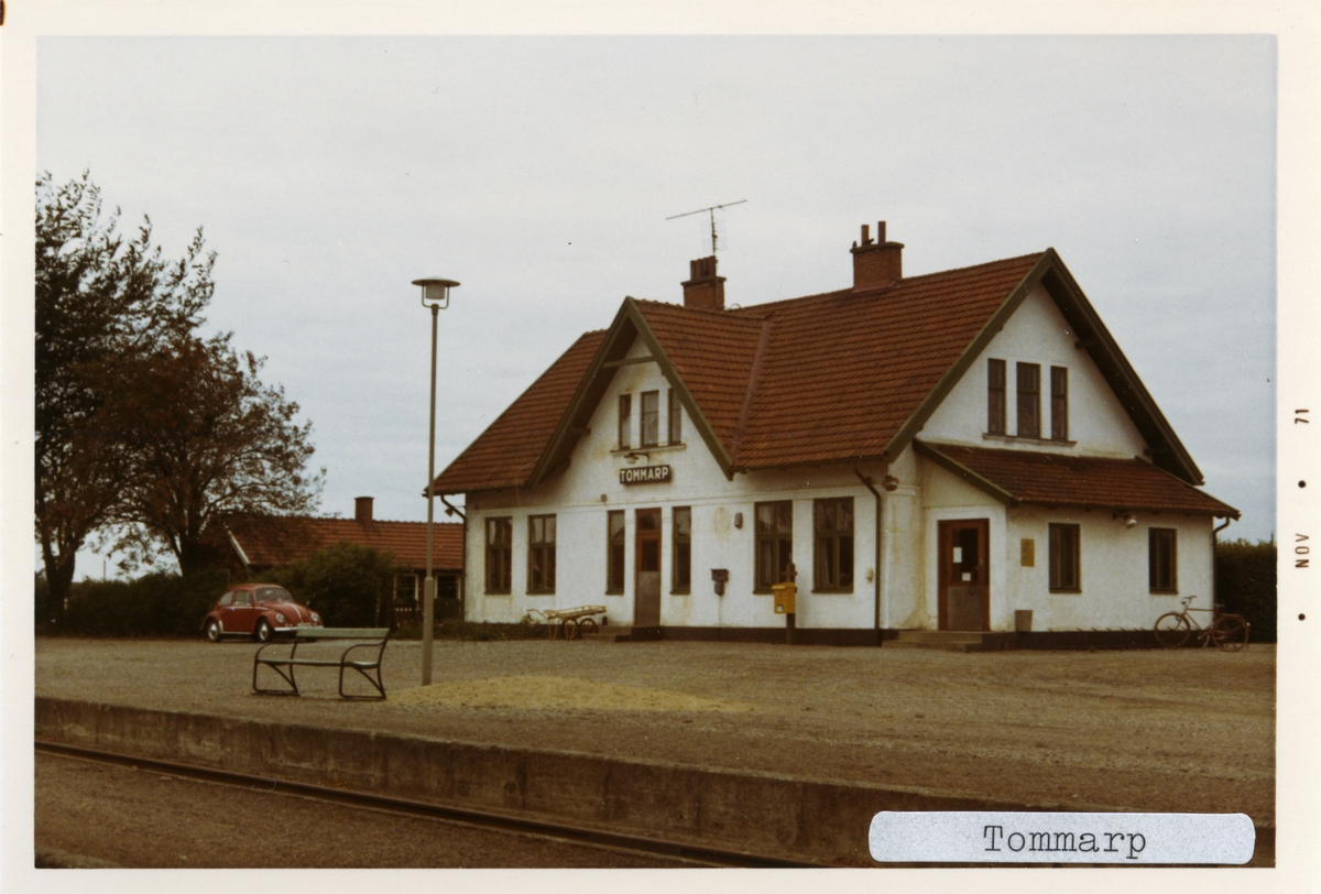 Tommarp station 1971. Simrishamn - Tomelilla Järnväg, CTJ. Stationen öppnades 1886. Den första stationen byggdes 1907 och den andra och nuvarande byggdes 1913.  Blev hållplats ca 1966. Stationen är nu privatägd. Gick till Statens Järnvägar, SJ 1943. Banan elektrifierades 1996.