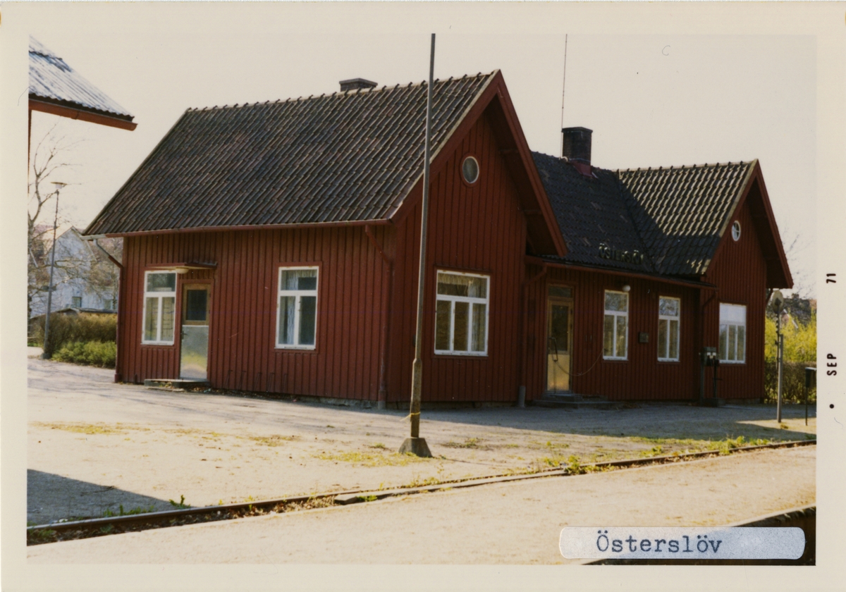 Stationen byggd 1885. Stationshuset är ett envånings stationshus i trä med två gavlar mot banan. Finns kvar i privat ägo.