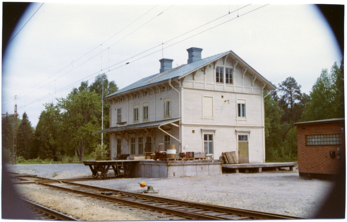 Tvåvånings stationshus i trä av Hällnäsmodell. Byggår 1890