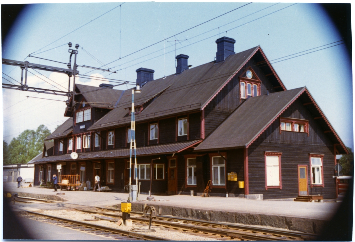 Station anlagd 1889 och ombyggd 1927. Tvåvånings stationshus i trä ritad av  arkitekt Edelsvärd, byggår 1891. Stationen k-märktes 1986