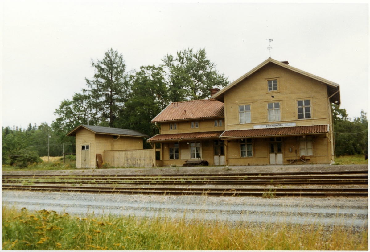 Stationen uppfördes 1874 och moderniserades 1946.Öppnad 1874-04-21, lastplats från 1964-05-31 .DHJ hade ingen egen stationsbyggnad, men en trafikchefsbostad och järnvägsbyrå. Huset uppfört 1877 och rivet 1968 .
DHJ , Dannemora - Hargs Järnväg