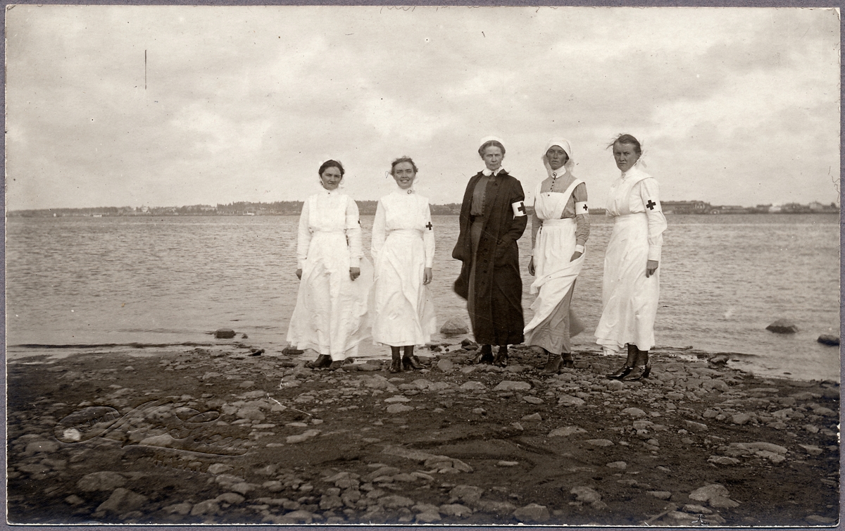 Sjuksystrar i Haparanda under Första världskriget, uppställda vid Torneälvens strand.