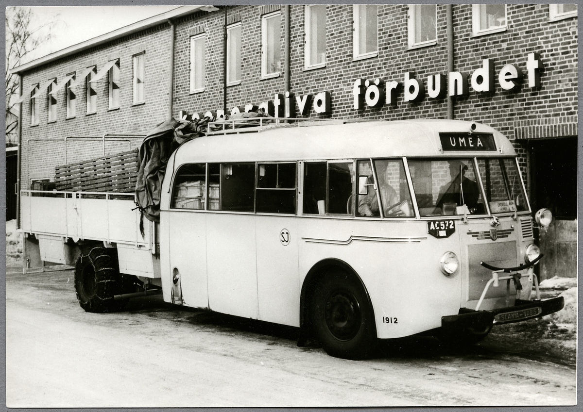 Statens Järnvägar, SJ buss 1912, kombinerad buss och lastbil, med destination Umeå.