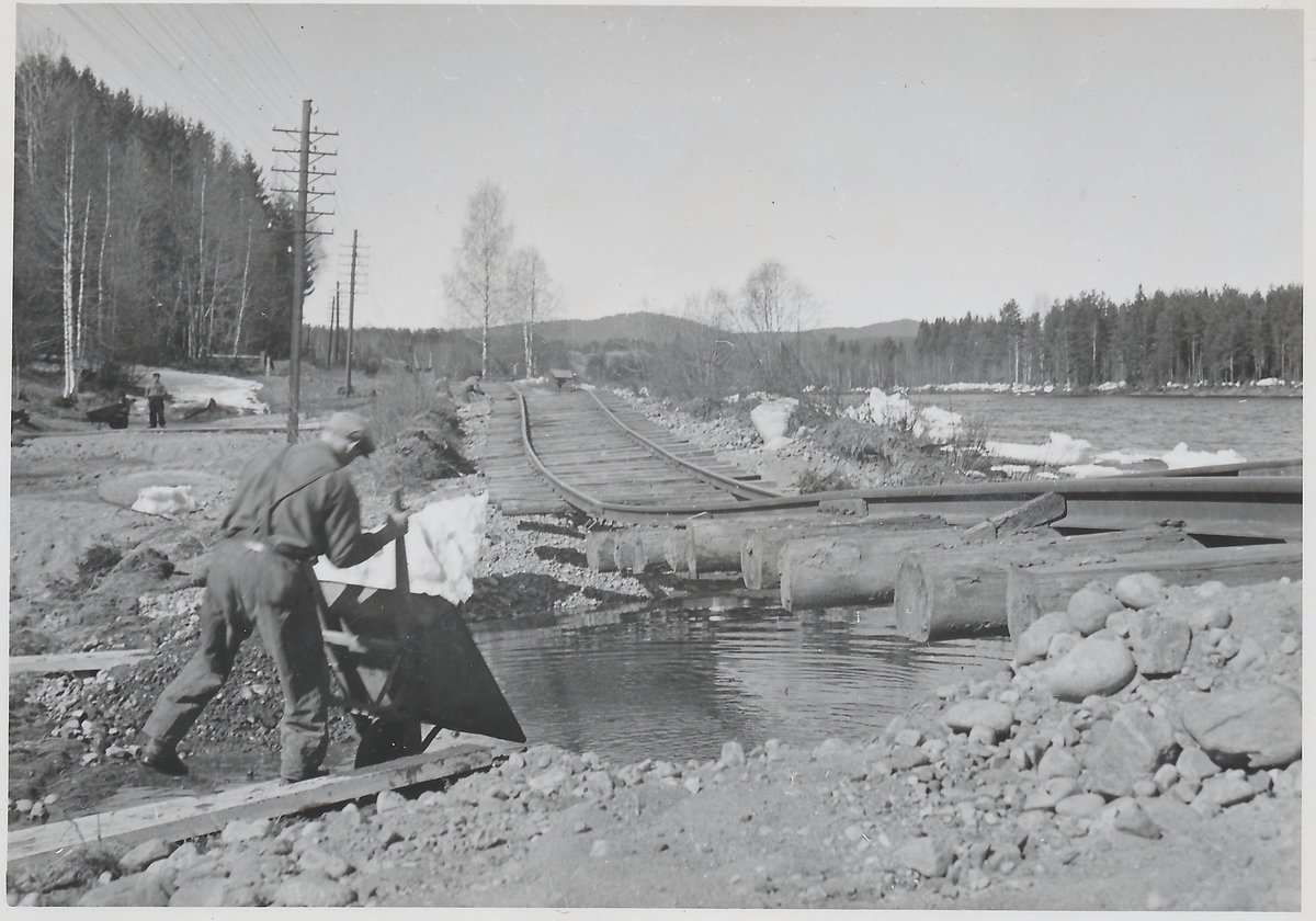 Uppröjningsarbete efter översvämning i Dalälven vid Oxberg 1942.