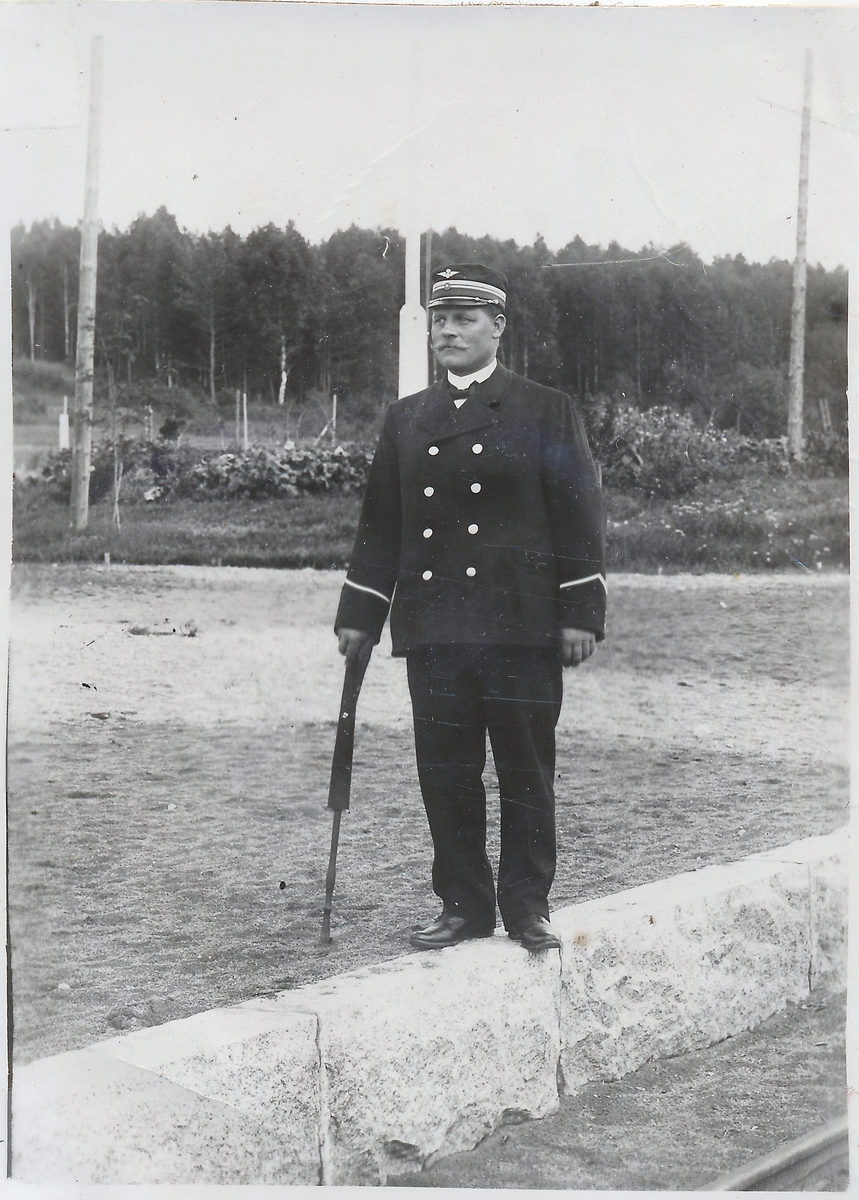 Stationsmästare Per Gustaf Åsbrink vid Olsbacka station.