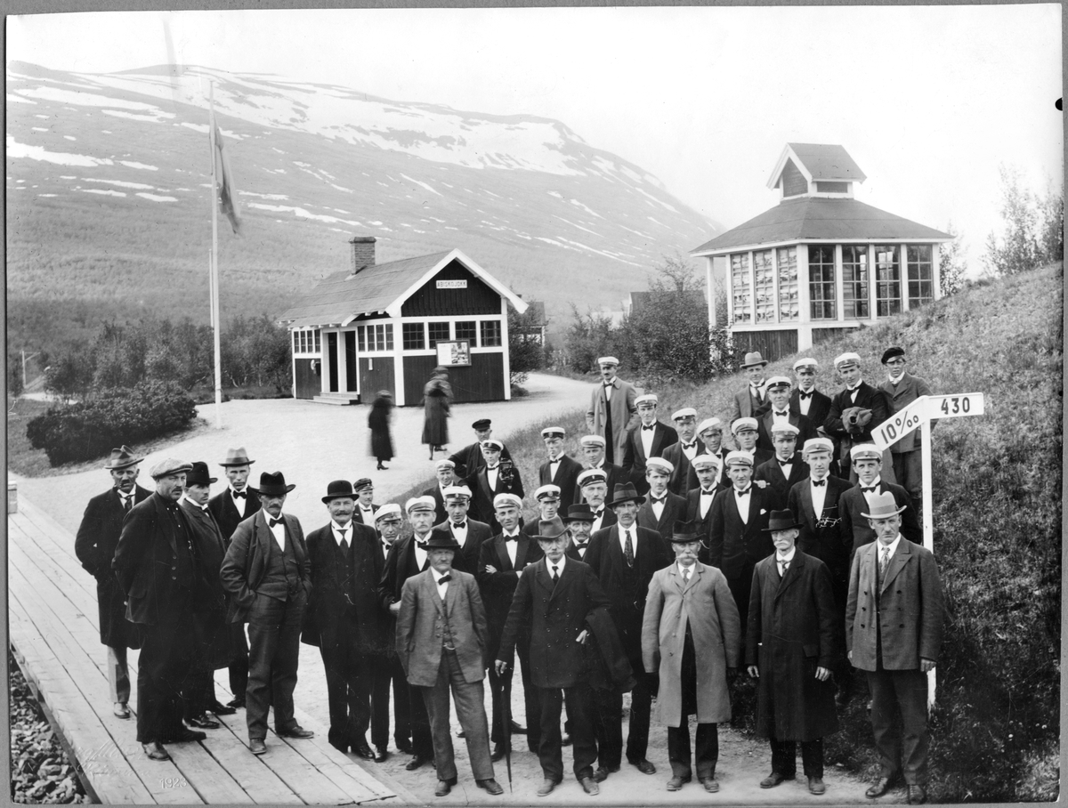 Besiktningsresa Svartön - Riksgränsen - Narvik. På fotografiet syns dels inbjudna banarbetare och dels inbjudna sångare från Kiruna. Sångarna underhöll vid högtidlighållandet av att Malmbanans elektrifiering nu är klar i sen helhet ända till Narvik.