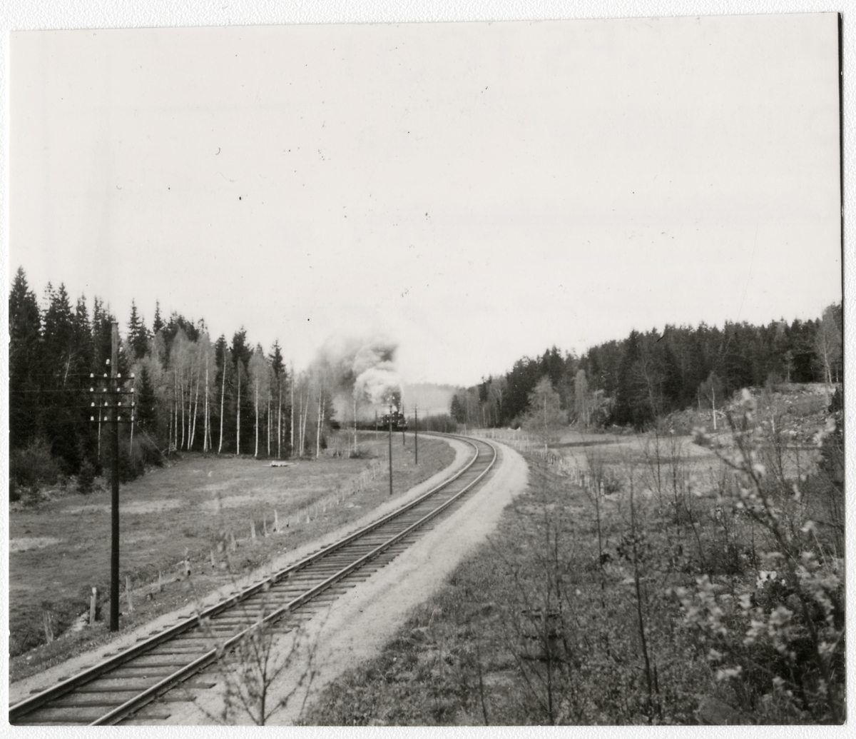 Ett ånglok frånTrafikaktiebolaget Grängesberg – Oxelösunds Järnvägar, TGOJ, på linjen.