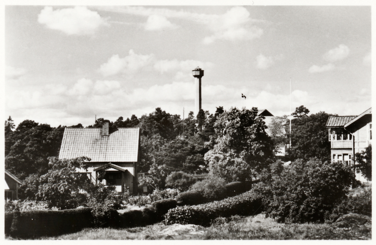 Gatuvy från Oxelösund med lotstorn i bakgrunden.
