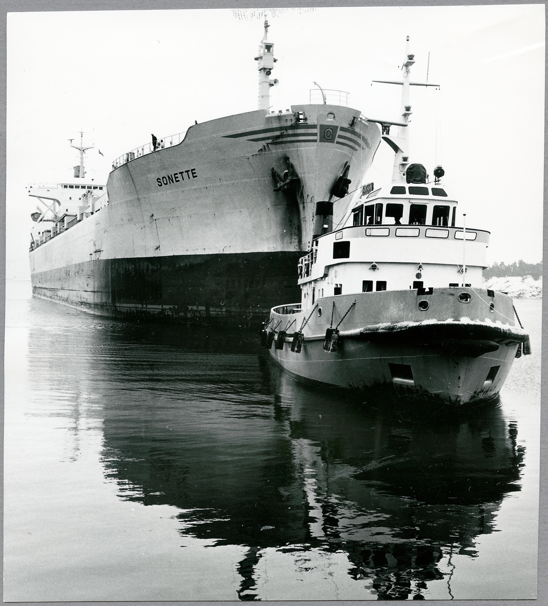 Fartyget "Sonette" med last av gödning till Indien med bogserbåten "Simson" i Oxelösunds hamn.