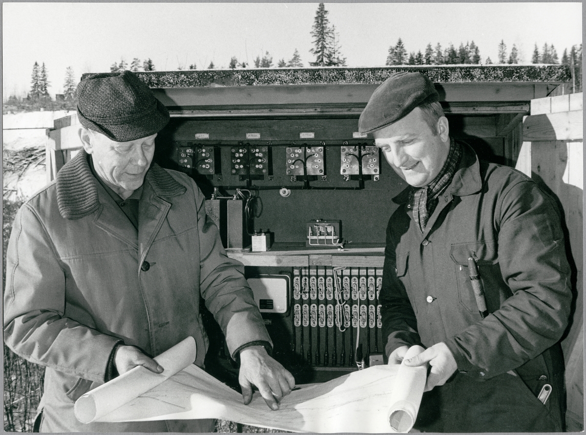Förste reparatör Harry Dahlqvist och Lars Andersson vid ett ställverk i Oxelösunds hamn.