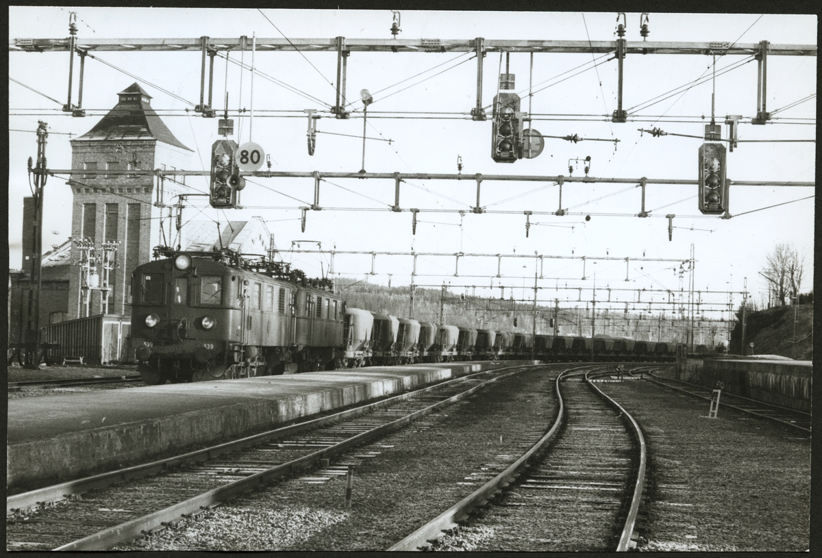 Sista tåget mellan Stråssa och Spännarhyttan, fotograferat på Storå station april 1981.
Loket är Statens Järnvägar, SJ D 539, med lokförare Torbjörn Hård. Fotograf är Ragnar Eriksson, den sista stinsen i Kopparberg.