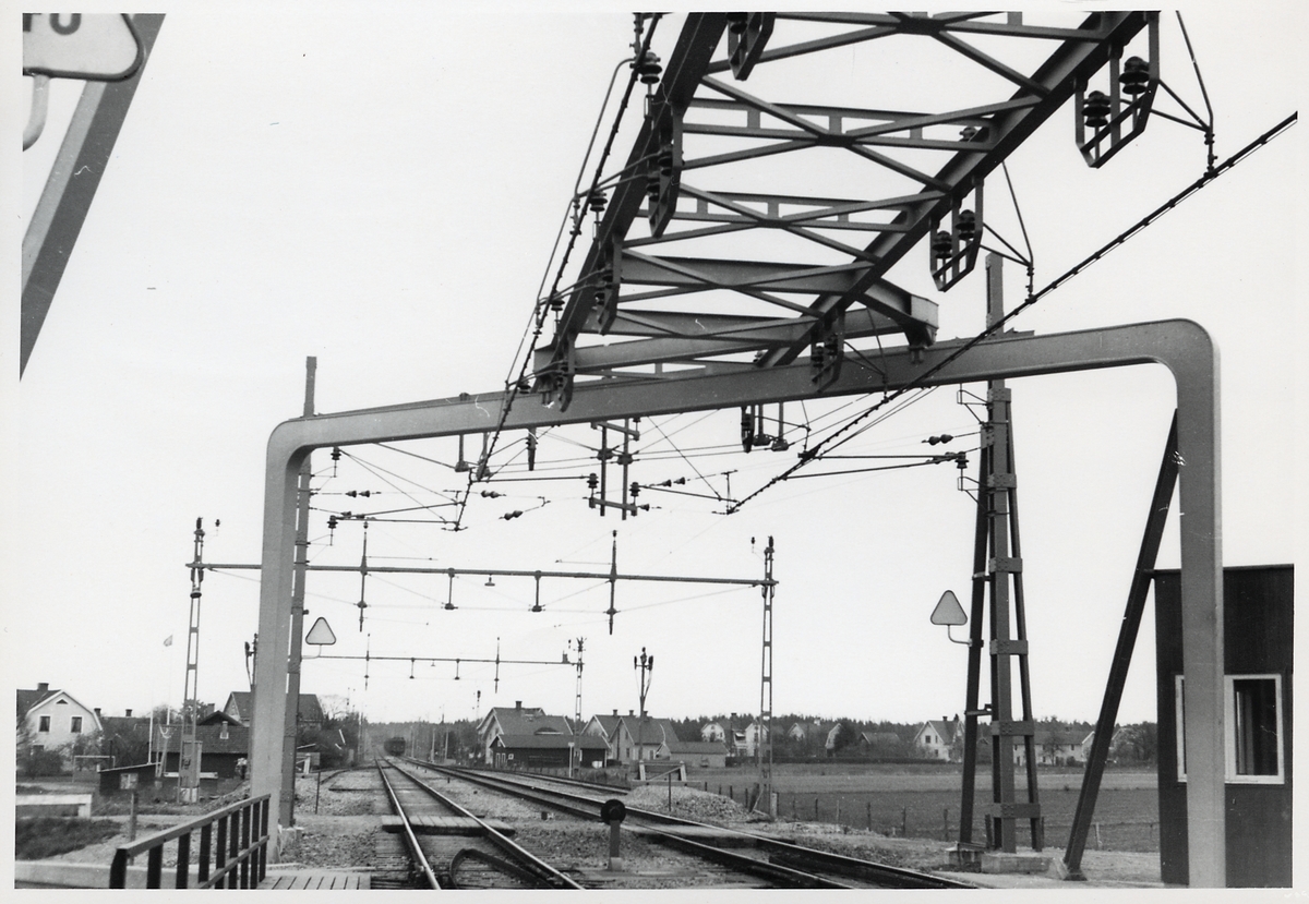 Den dubbelspåriga klaffbron över Göta kanal i järnvägstrafikläge.