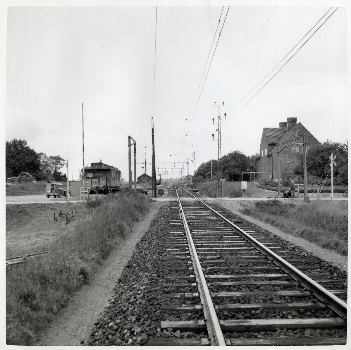 Järnvägsövergång vid Arrie södra, sedd från spåret.