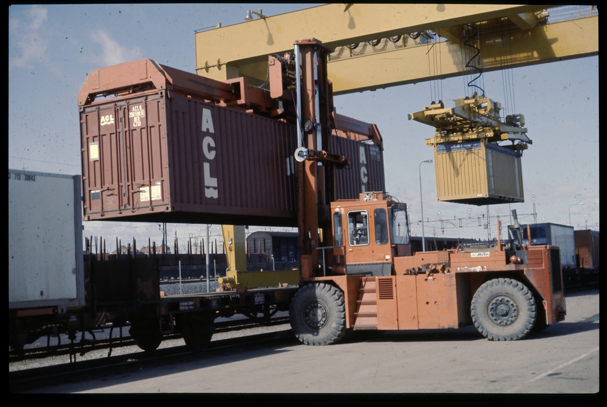 Container lastas på containervagn SJ Lgs 23-74-441 5296-4. Statens Järnvägar.
