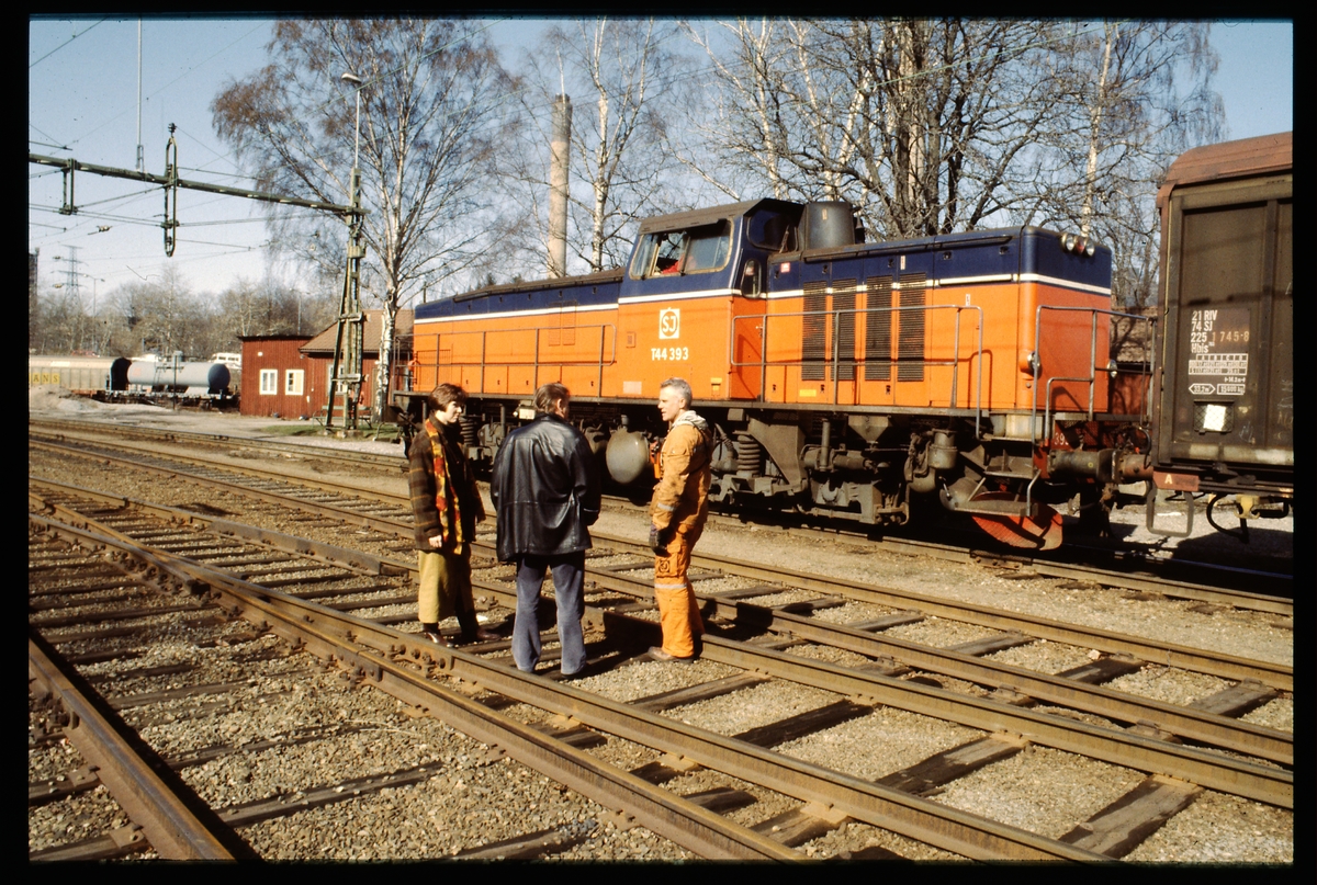 Statens Järnvägar, SJ T44 393 med SJ Hbis 21-74-225 1 745-8.