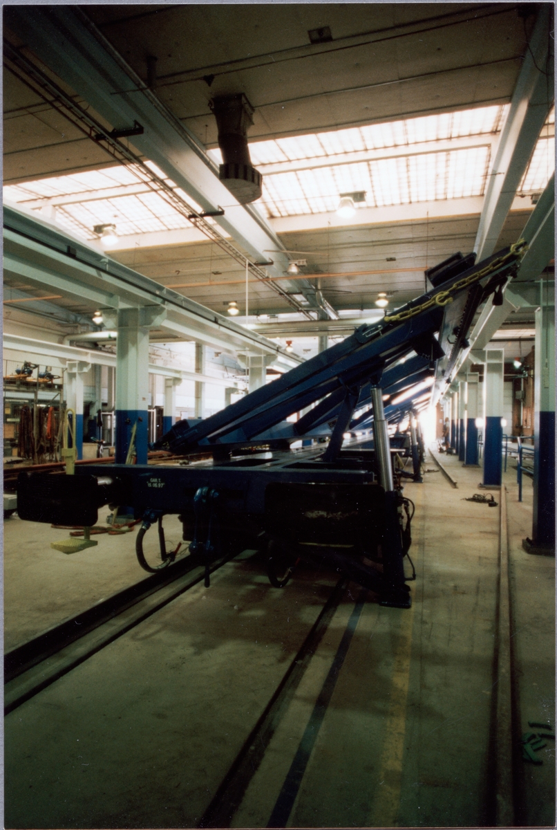 Transportvagn för växlar med littera Sklps i fabrikslokalen i Örebro där växlarna tillverkas av Cogifer.