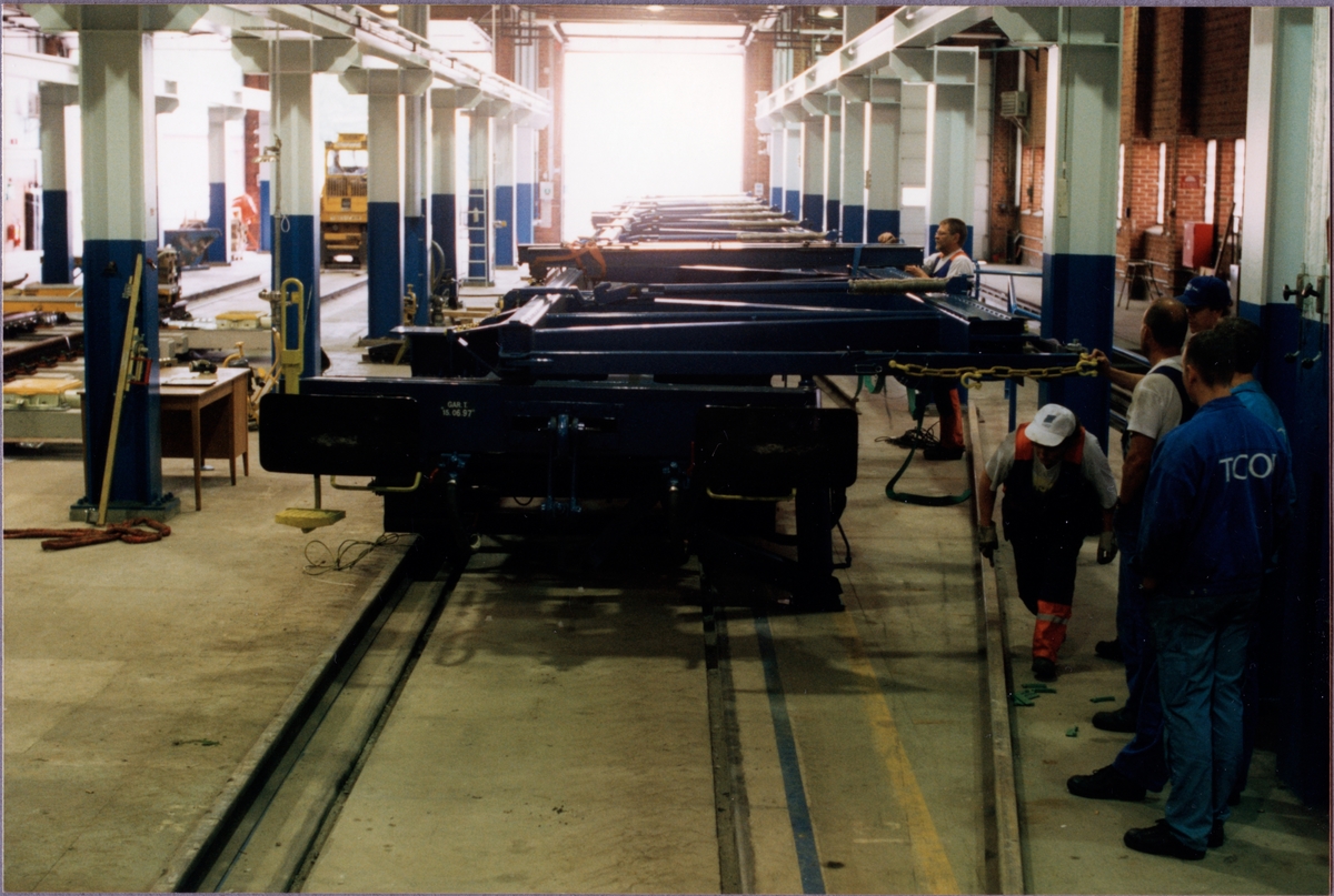 Transportvagn för växlar med littera Sklps förbereds för lastning av växel i fabrikslokalen vid Cogifer, Örebro, där växlarna tillverkas.