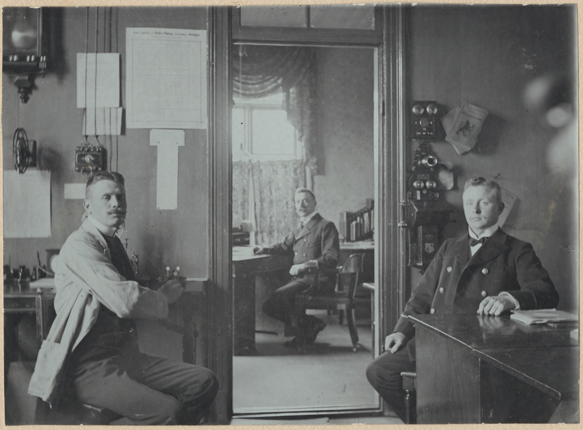 Expeditionen i Kopparberg stationshus med personal 1909.