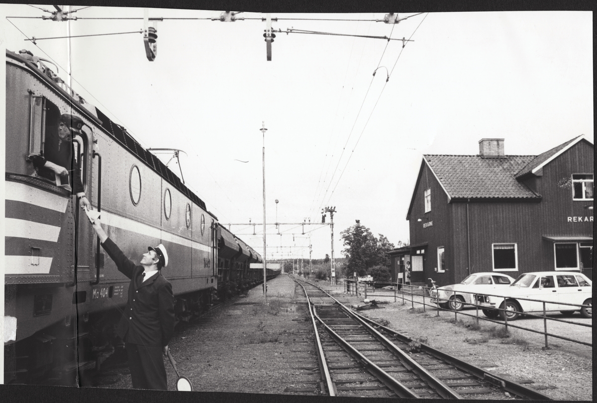 Trafikaktiebolaget Grängesberg - Oxelösunds Järnvägar, TGOJ Ma 404 med malmtåg vid Rekarne station.