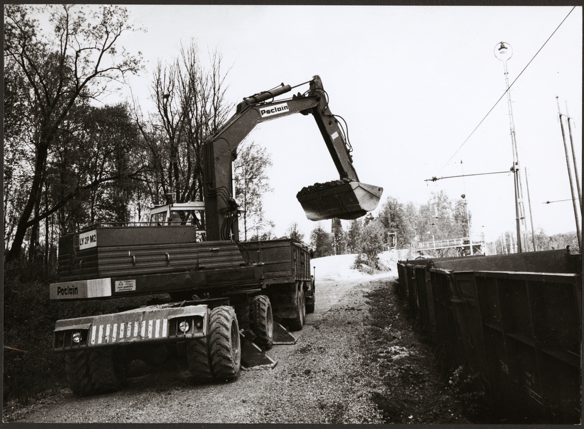 Transport och lossning av slagg vid Stråssa gruva.