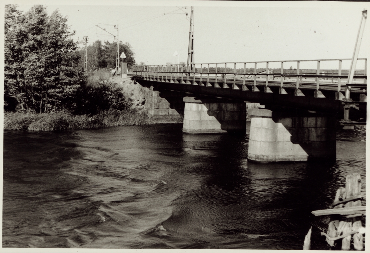 Järnvägsbro över Borgåsund på linjen mellan Kvicksund och Strömsholm.