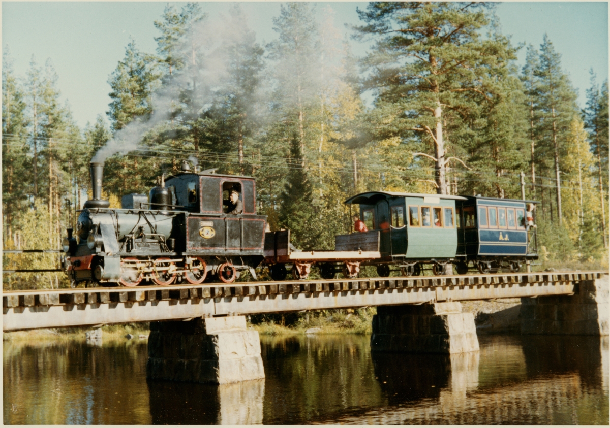 Vintjärn - Åg - Hinsens Järnväg, VÅgHj lok 2 "Korsån" med persontåg på bron över Jädraån vid Tallås. Här i tjänst hos Jädraås - Tallås Järnväg.