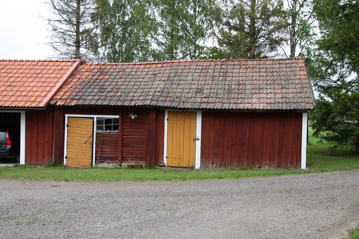 Restaurering av överloppsbyggnad, hönshus och vedbod, Lund, Harbo socken, Uppland 2009